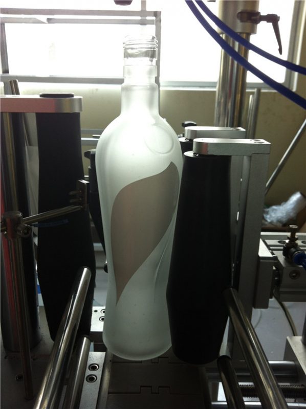 د مشروب صنعت ګردي بوتل سټیکر لیبل کولو ماشین بریښنایی چلول شوی ډول