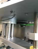 د اپ پریس میکانیزم لوړ بوتلونه د CE سند سره د اتومات بوتل لیبلر ماشین