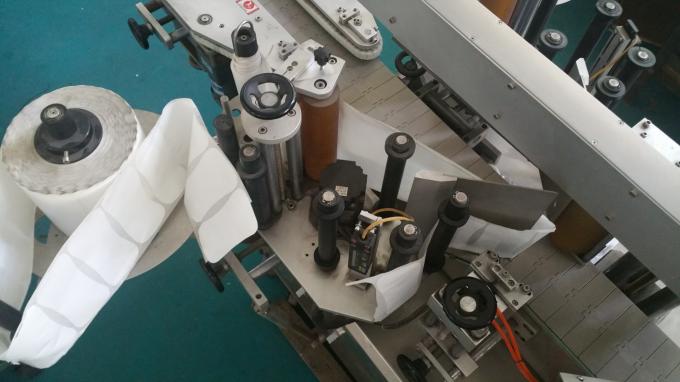 د 25 کلو جار مربع بوتل سټیکر غوښتونکی ماشین ، د تغذیه کولو بوتلو مستحکم سرعت سره لیبل کولو ماشین