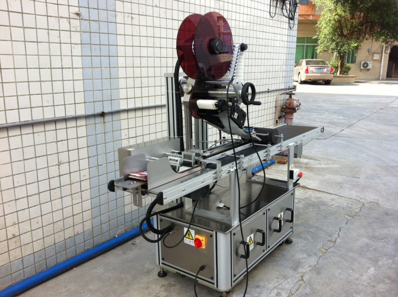 د چین بریښنایی ډرایو ټاپ لیبلینګ ماشین ، د ځان چپکونکي سټیکر لیبل کولو ماشین چمتو کونکي