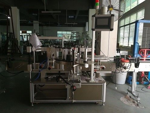 د چین ډبل اړخ پلاستيکي بوتل لیبل کولو ماشین / د اتومات بوتل لیبلر سپلونکی